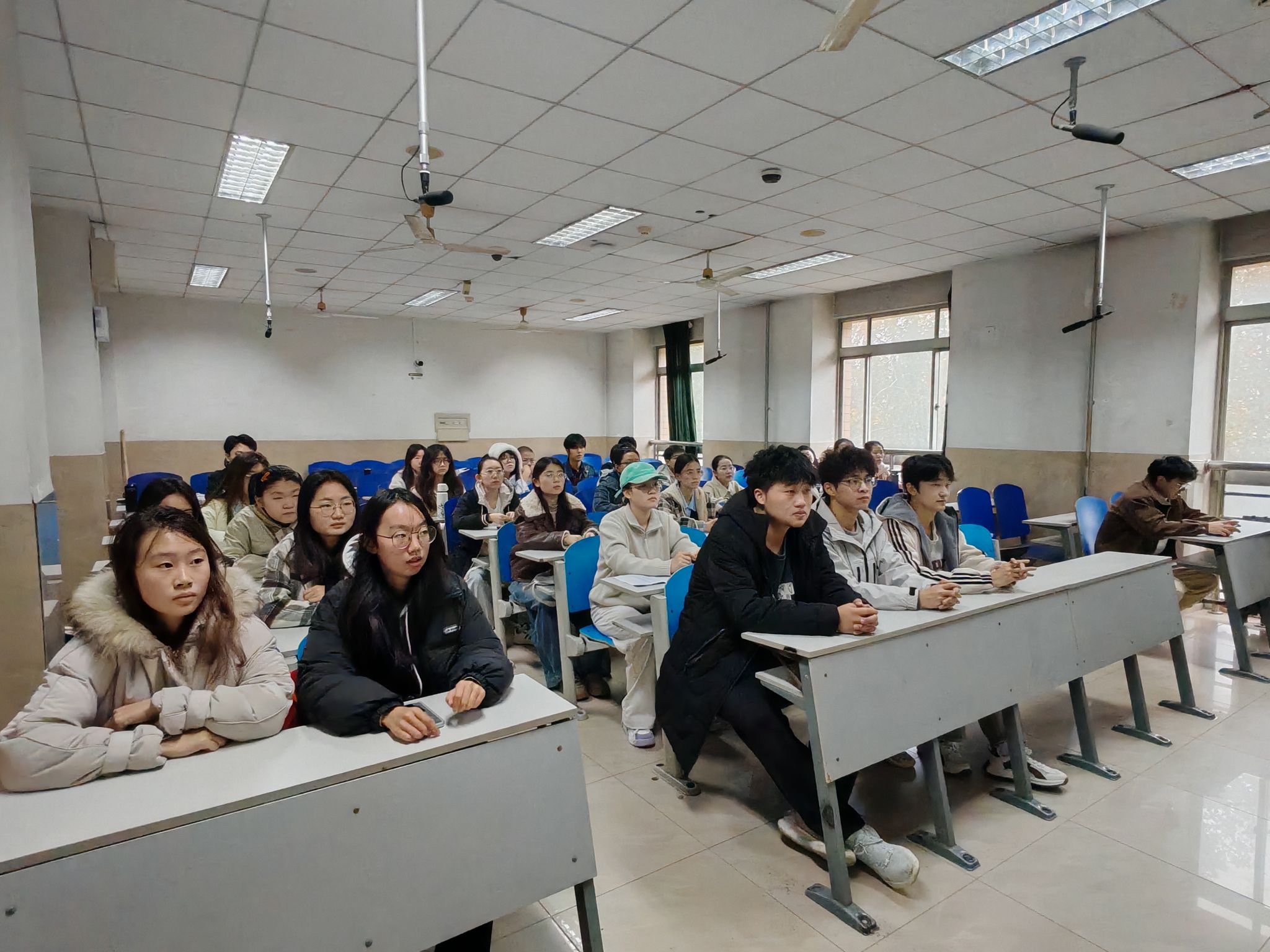 英国365集团院组织入党积极分子观看《青年马克思》影片